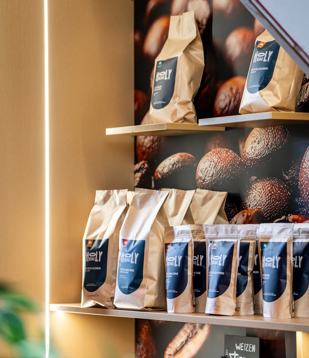 Zakken Holy Beans koffie in de winkel aan de Franseplaats
