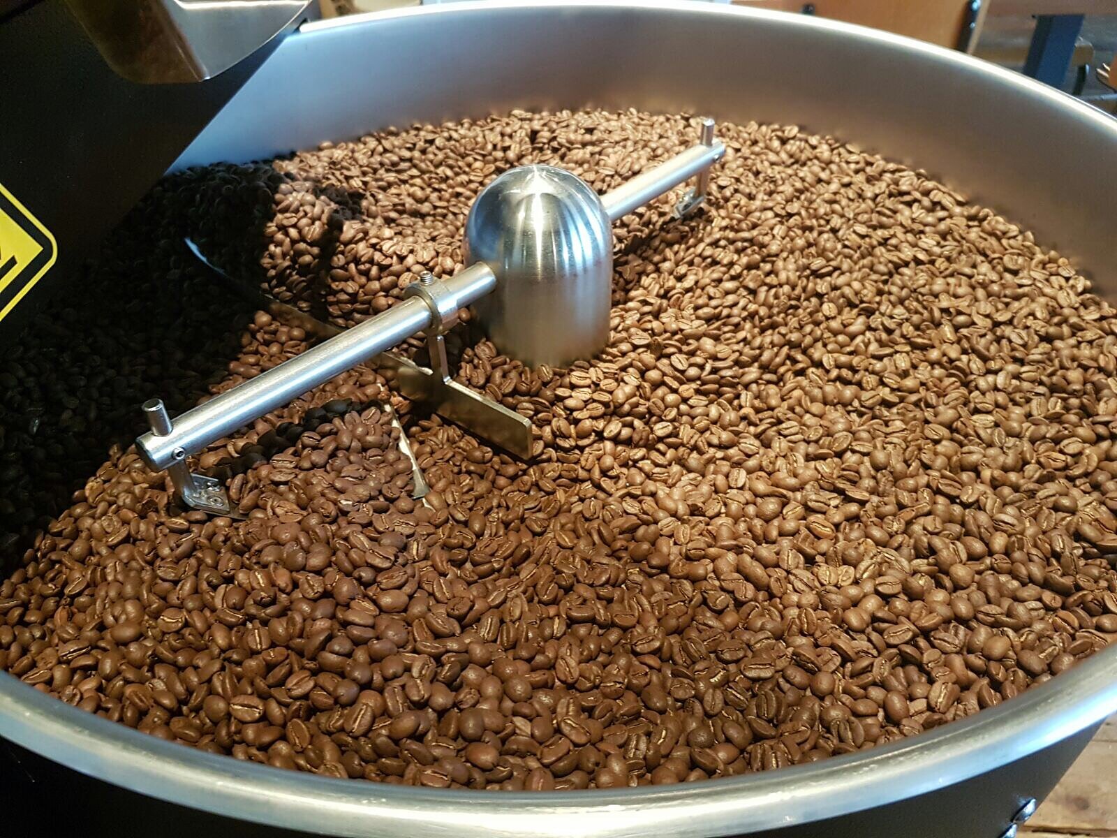 Versgebrande koffiebonen in de koeltrommel