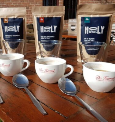 Het proefpakket van Holy Beans met de drie brandingen in zakken van 200 gram