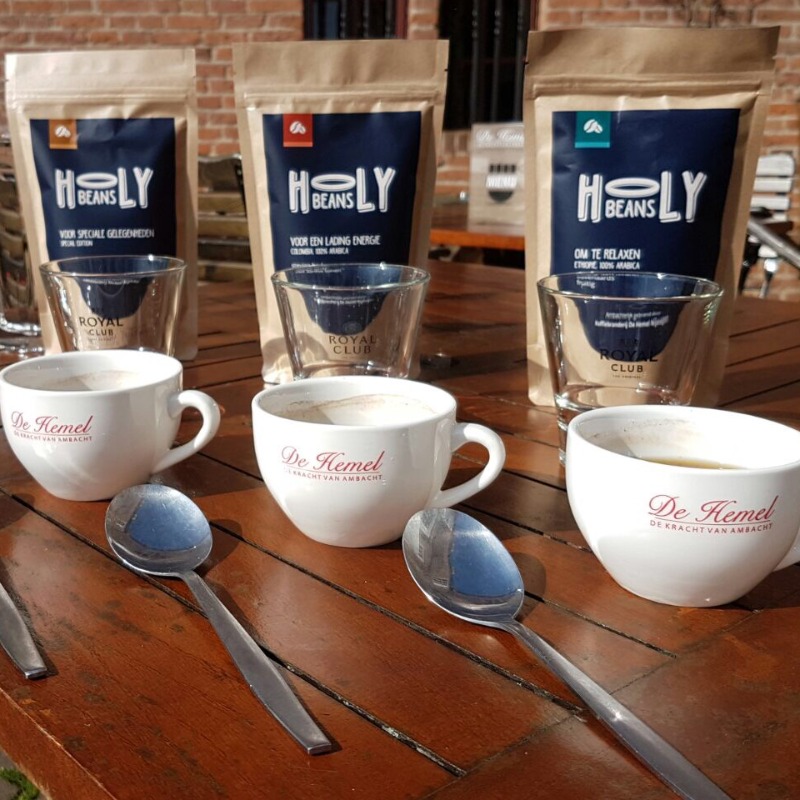 Het proefpakket van Holy Beans met de drie brandingen in zakken van 200 gram