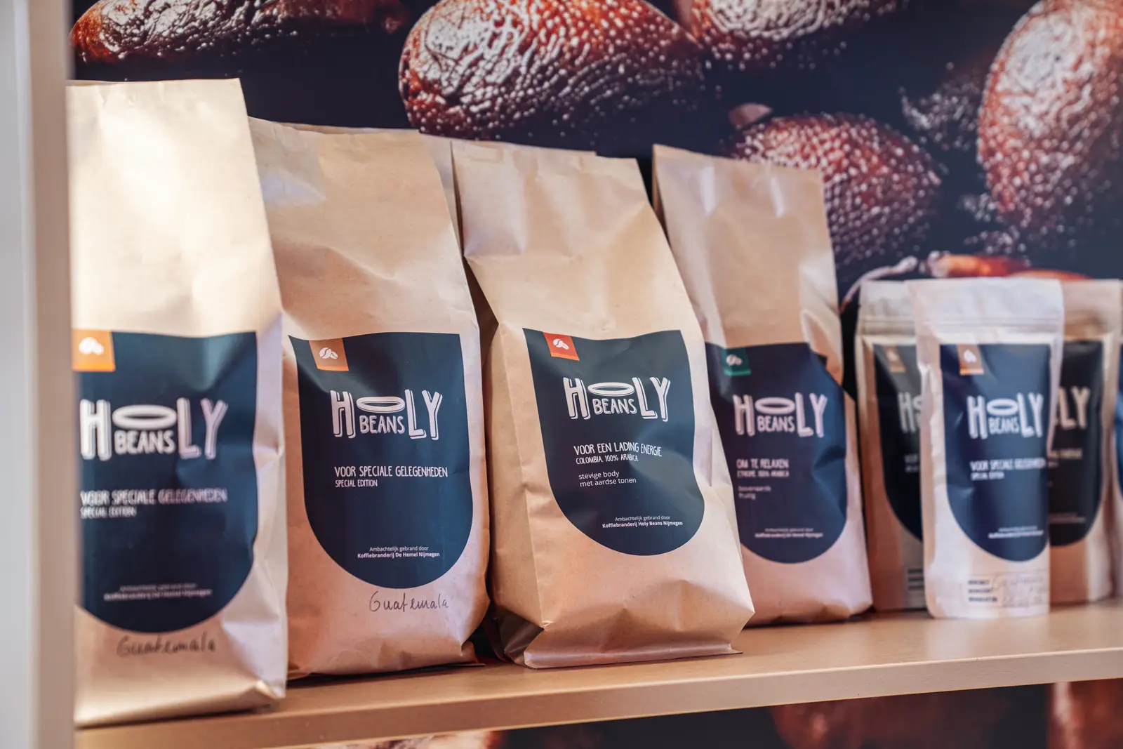 Het hele assortiment Holy Beans koffie in kilozakken en pouches op het schap