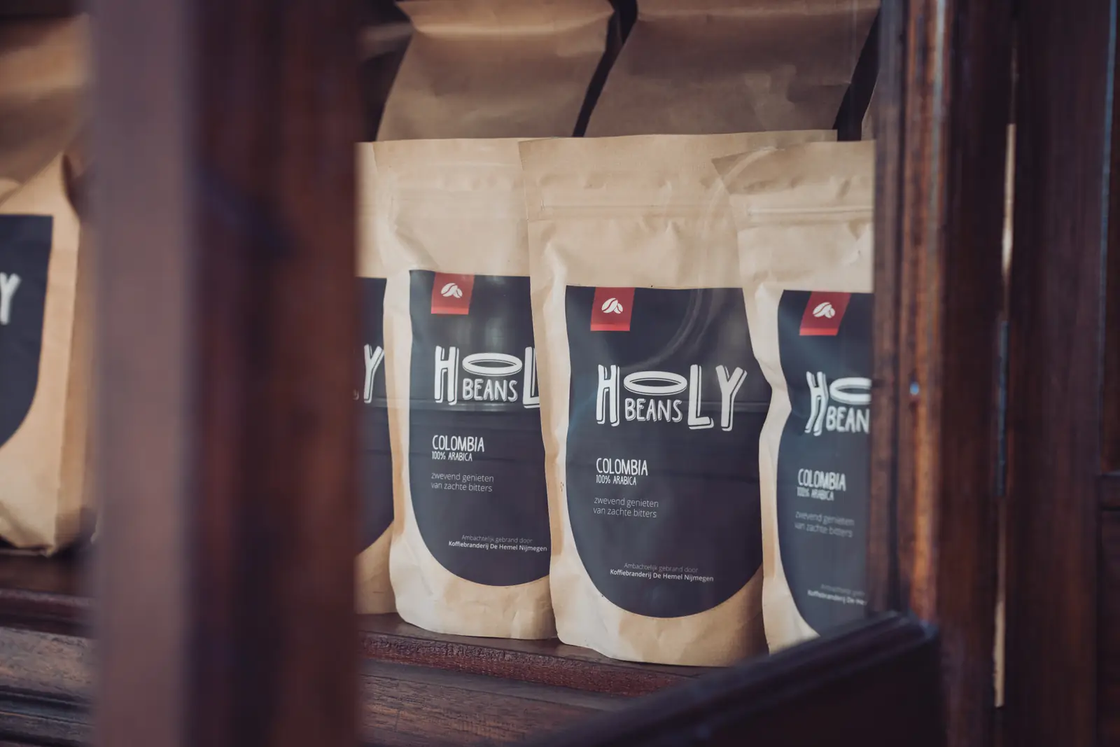 Drie kilozakken Holy Beans koffie in de kast van de winkel aan de Franseplaats