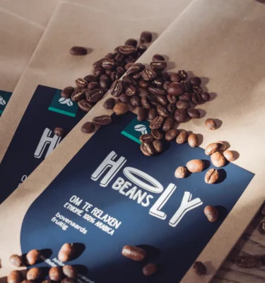Het etiket van Holy Beans Om te relaxen met gebrande koffiebonen op kraftpapier