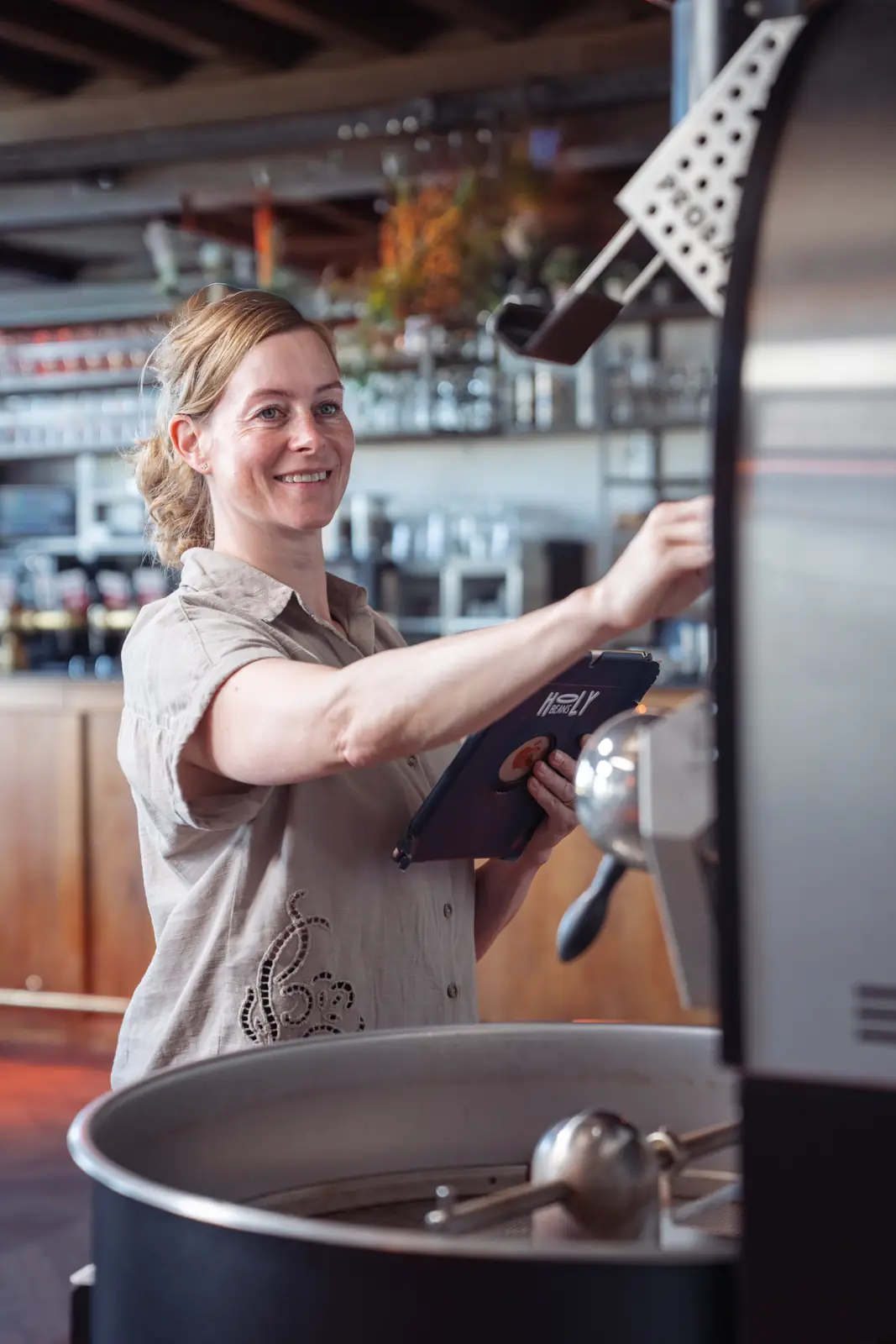 Ilfa de Roo bij haar Probat koffiebrander in de Commanderie van Sint Jan in Nijmegen